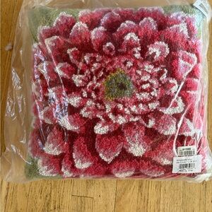 PHI hand hooked NIB wool pink gerbera daisy 18x18” pillow
